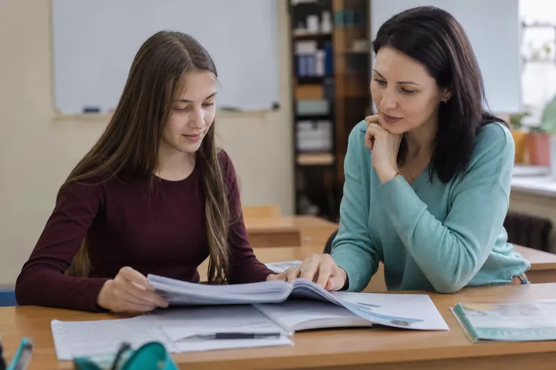 Преподаватель занимается английским с ученицей